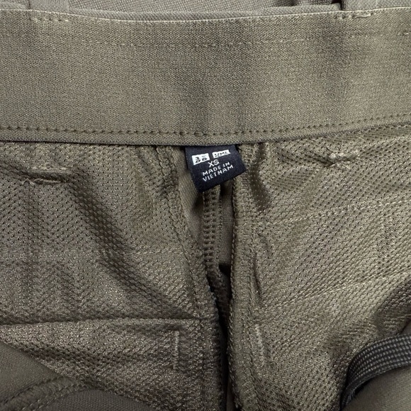 Uniqlo women’s Tan Pants - Picture 3 of 4